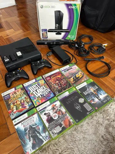 Xbox 360 com Kinnect, dois consoles e 8 jogos