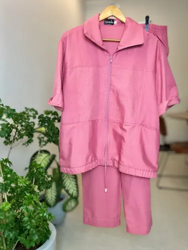 Conjunto GG Feminino Rosa Elegante Danni - Calça e Jaqueta Manga Curta