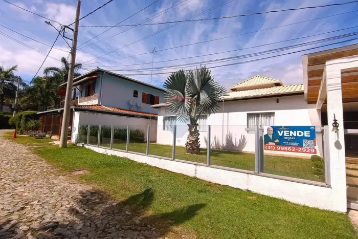 MARAVILHOSA CASA NO CONDOMINIO CLUBE DOS 200 BIARRO IPÊ AMARELO - ESMERALDAS/MG