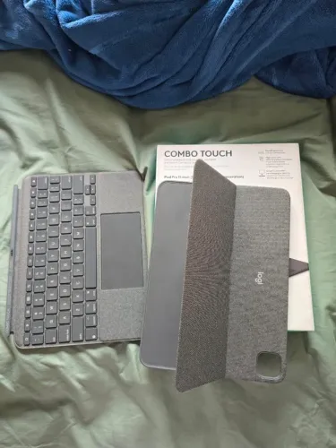 Capa com Teclado Logitech Combo Touch iPad Pro 11"