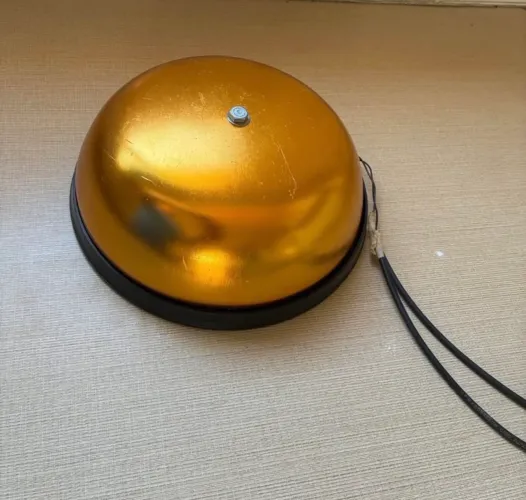 Campainha de alto volume metálica cor dourada alimentação 127 Volts
