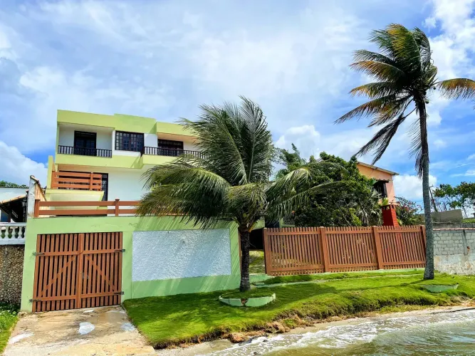 Casa pé na areia, lazer completo, 04 quartos, vaga molhada, deck