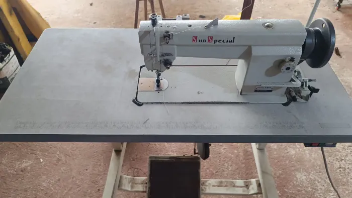 Máquina de costura trasporte triplo