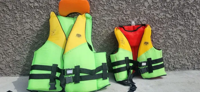 2 coletes salva vidas , 1 adulto outro infantil