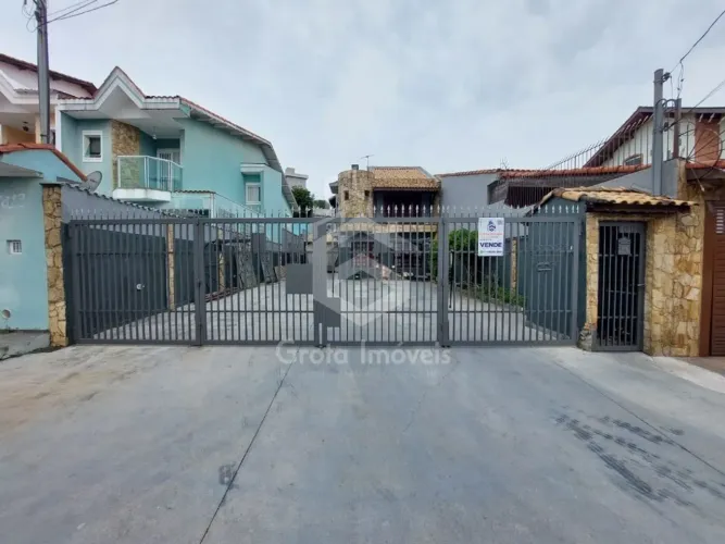 10 Vagas de Garagem, Quintal, Churrasqueira, 180m² de área construída.