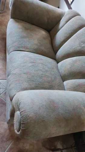 Sofás de molas e espuma e com estrutura de madeira maciça 