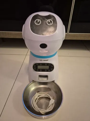 Alementador automatico para caes e gatos.