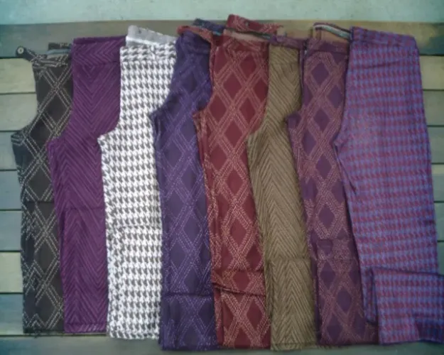 Calças Femininas, tecido lãzinha, fio lurex, novas, somente tamanho P.