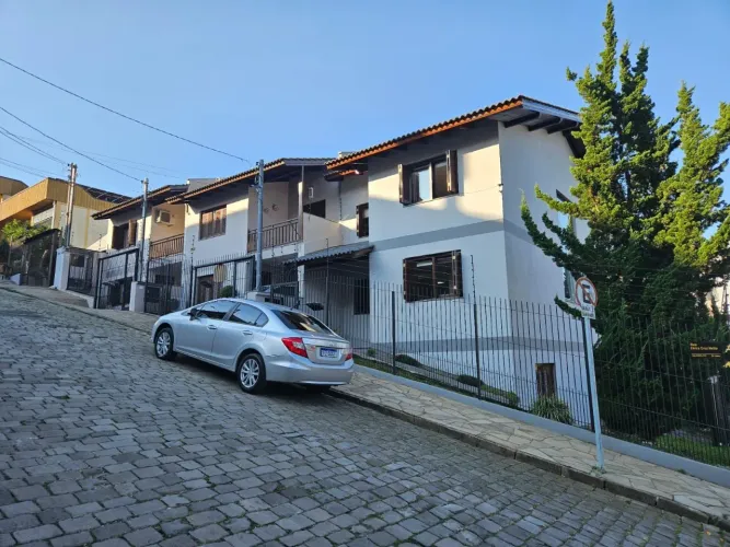 Sobrado a venda em Caxias do Sul, bairro De Lazzer