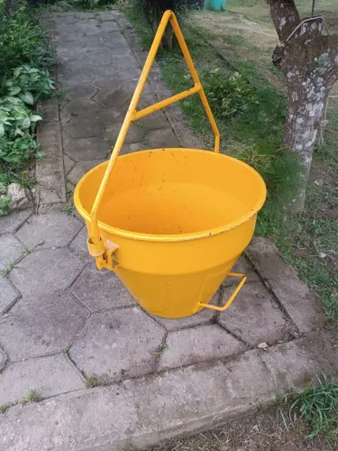 Balde para guincho de coluna semi-novo 300kg 300kg