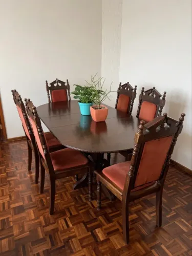 Mesa de Jantar e cadeiras - Madeira Maciça (Estilo Colonial) 