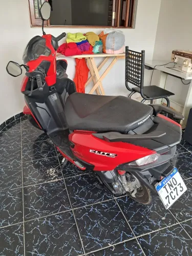 Moto super nova e emplacada com somente 209 km