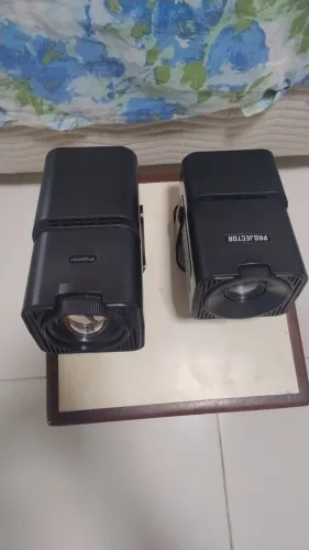 Vendo projetor portátil hy 320, excelente estado, ótimo pra assistir filmes e jogos
