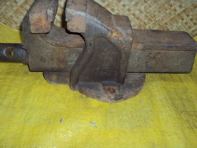 morsa antiga ferro forjado grande numero 5 .pesa 28kilo 