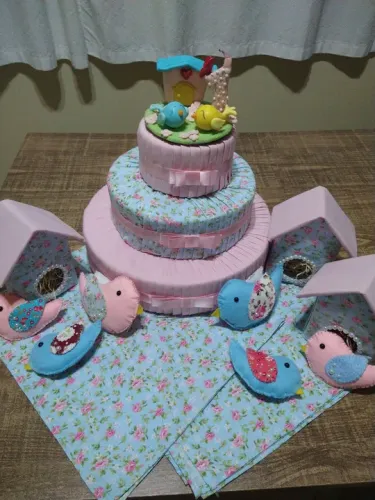 Kit decoração de aniversário com bolo fake tema Jardim Encantado 
