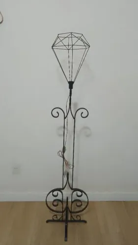Luminária de chão estilo diamante