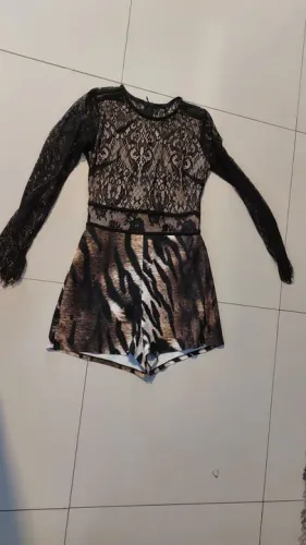 Macacão Feminino Preto com Detalhes em Renda e Shorts de Onça