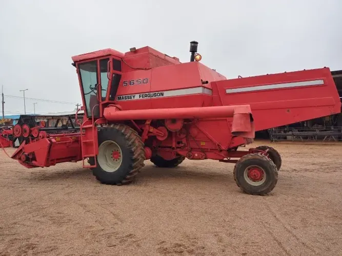 Colheitadeira Massey 5650