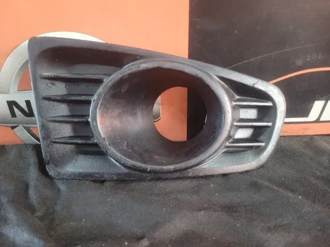 Moldura do Farol de Milha Esquerdo Renault Sandero 2008 a 2013 (c Furo)