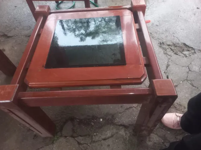 Mesa de centro em madeira maciça com vidro