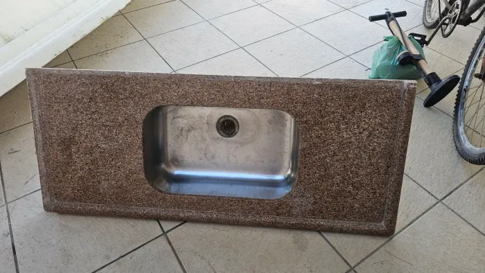 Pia de granito com cuba de inox.