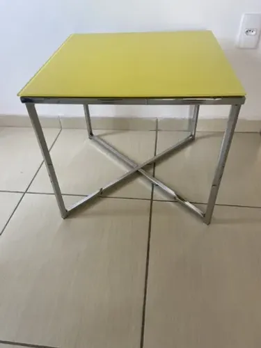 Mesa de centro com tampo de vidro amarelo