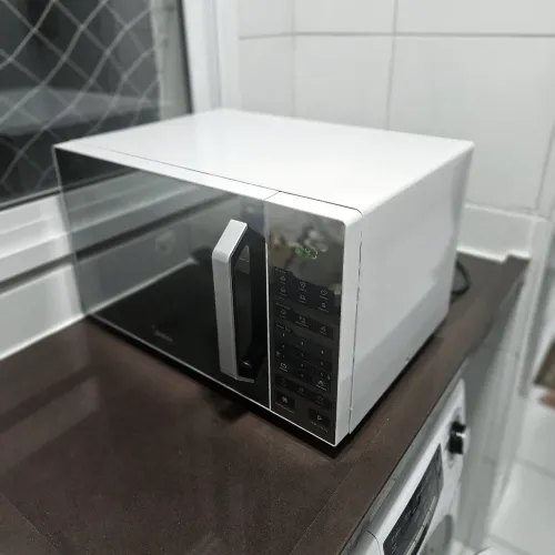Forno de Micro-ondas Midea com Função Eco 35L Branco/ Preto 110v