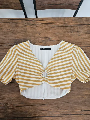 Blusa cropped listrada amarela e branca Amaro