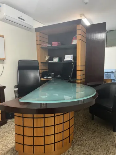 Mesa de Escritório Executiva com Design Elegante