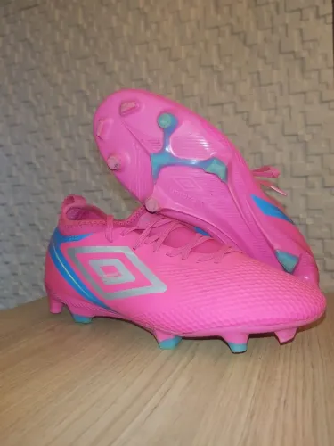 Chuteiras Umbro Rosa - Design Moderno e Conforto!