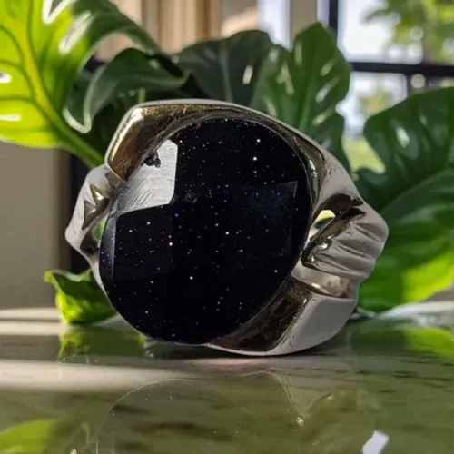 Anel de prata polida com pedra azul e com detalhes em ouro