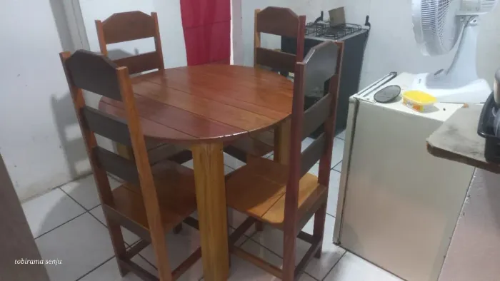 Mesa de jantar redonda com 4 cadeiras, a partir de 370 a 80 por 80 avista.