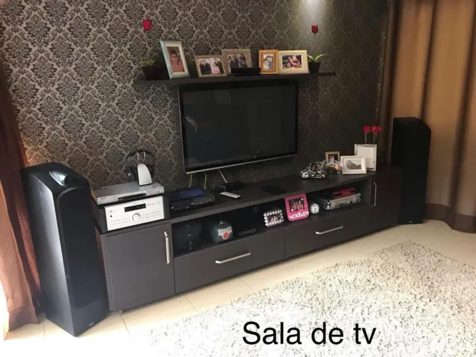 Casa de condomínio para aluguel tem 312 metros quadrados com 6 quartos