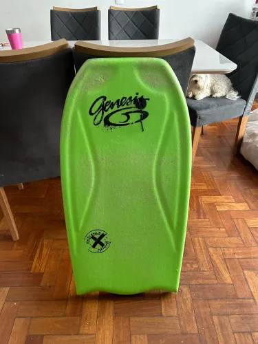 Prancha de Bodyboard Gênesis - a coloração amarronzada é da parafina envelhecida 