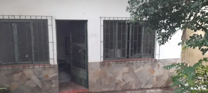Santa Isabel Casa 2 pisos 6 quartos total 180m2 Terreno 320m2 sito 2 quadras da Liberdade