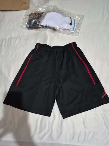 Shorts Jordan Preto com detalhes em vermelho
