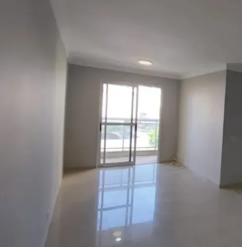 PORTA EM VIDRO COM ESQUADRIAS EM ALUMINIO BRANCO