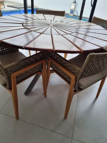 Conjunto de mesa com tampo giratório/ 6 cadeiras e 2 banquetes. Tudo em perfeito estado,.