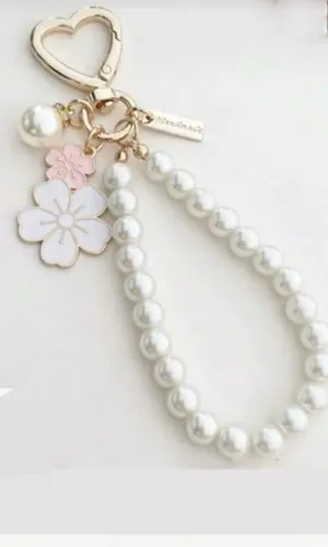 Chaveiro Charmoso com Pérolas e Flores