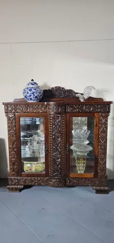 Móveis antigos, cristaleira de madeira antiga, antiguidades