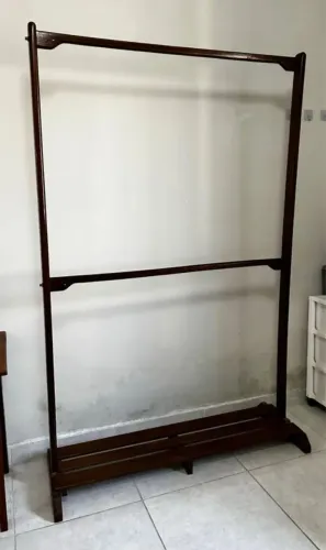 VENDA - Cabideiro de roupa, com sapateira de chão em madeira, em excelente estado.