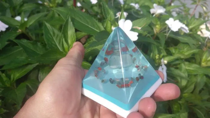 Orgonite Pirâmide Grande com Cristais de Ágata Azul e Jaspe Sanguíneo.