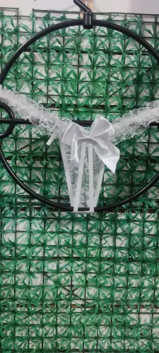 Calcinha branca de renda com laço