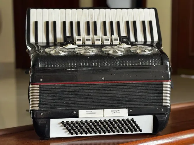 Acordeon Universal 80 baixos 