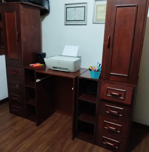 Escrivaninha de Madeira com Armários