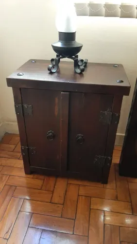 Criado mudo rústico de dormente.