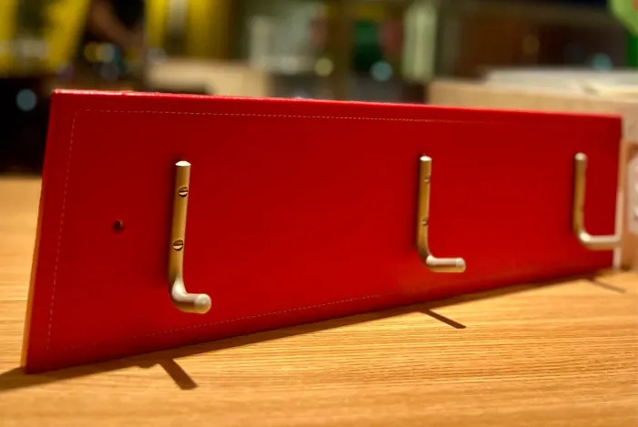 Cabideiro de parede vermelho com ganchos