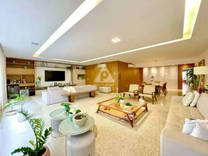 Apartamento de Luxo de 3 Quartos em Copacabana: 210m² e Design por Arquitetos