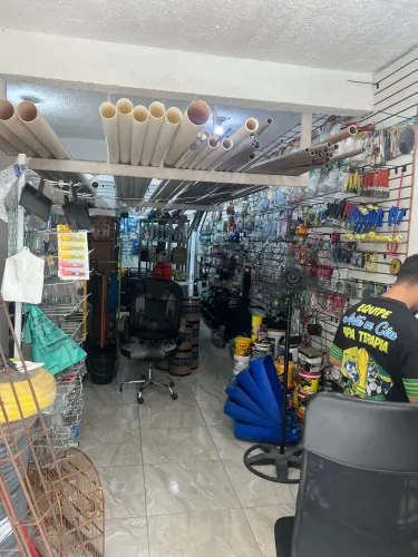 Toda a Loja de Matérias para Construção. Porta fechada.