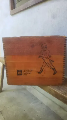 Caixa Madeira Maciça Johnnie walker 1966